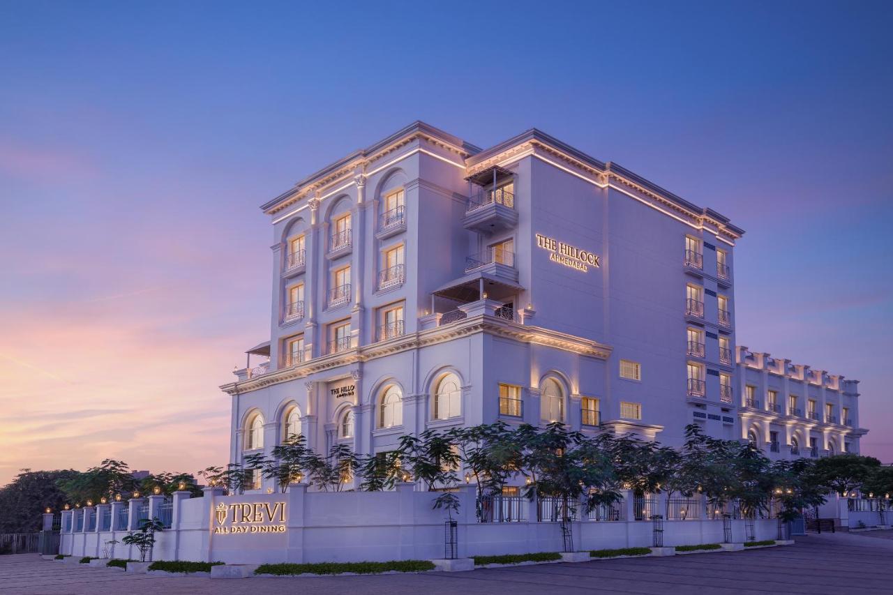 Hotel Hillock 阿穆达巴 外观 照片